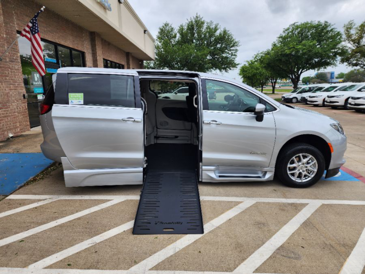 Wheelchair Van - New 2023 Chrysler Voyager PR517365