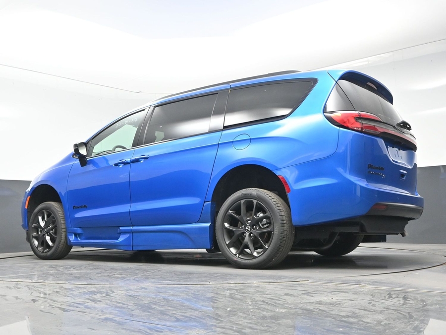 New 2026 Chrysler Pacifica Select Sport - BraunAbility Side Entry Entry Fold Out Automatic Ramp