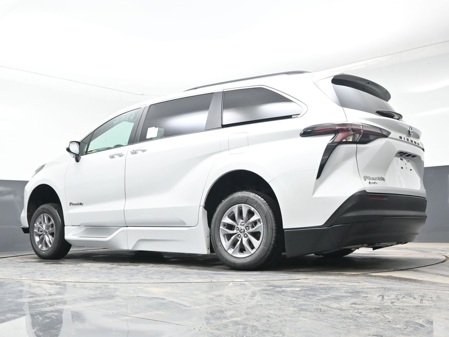 New 2026 Toyota Sienna Hybrid XLE Add - BraunAbility Side Entry Entry Fold Out Automatic Ramp