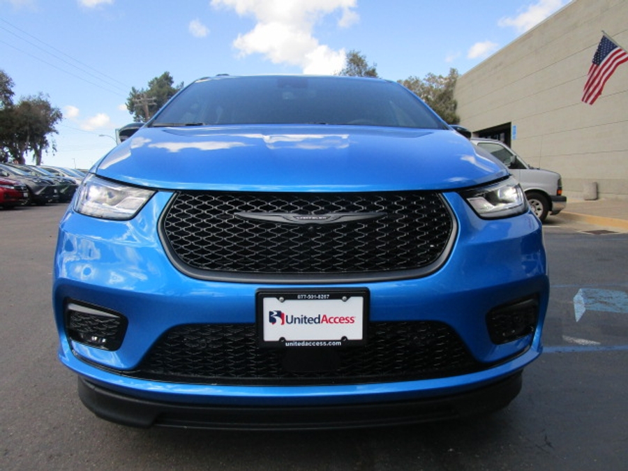 New 2026 Chrysler Pacifica Select Sport - BraunAbility Side Entry Entry In Floor Automatic Ramp