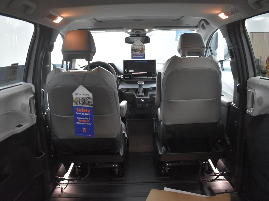 New 2025 Toyota Sienna Hybrid XLE Base - BraunAbility Side Entry Entry In Floor Automatic Ramp