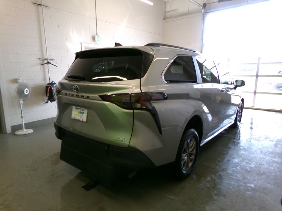 2024 TOYOTA SIENNA - Image 10