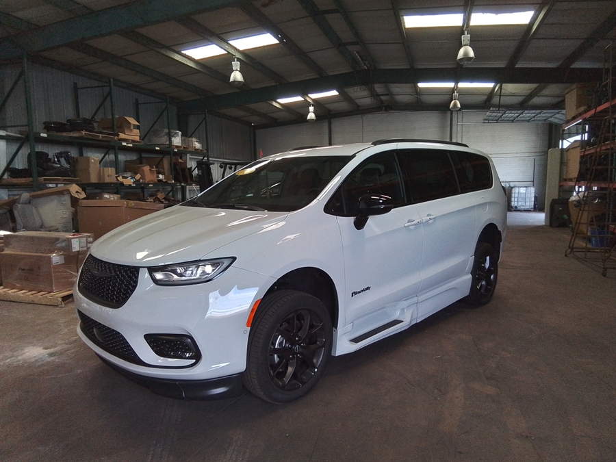 White Chrysler Pacifica image number 24