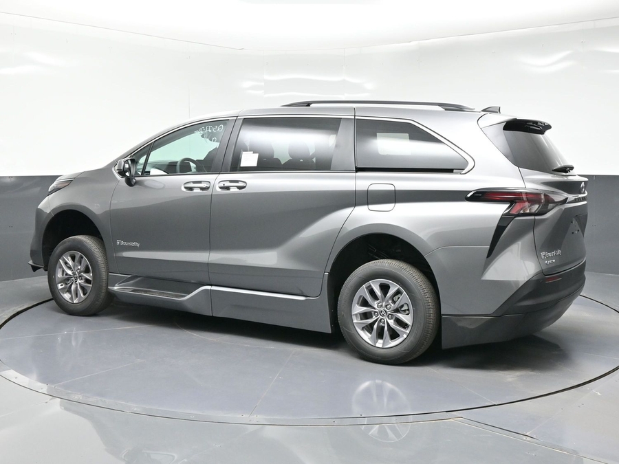 New 2026 Toyota Sienna Hybrid XLE Base - BraunAbility Side Entry Entry Fold Out Automatic Ramp