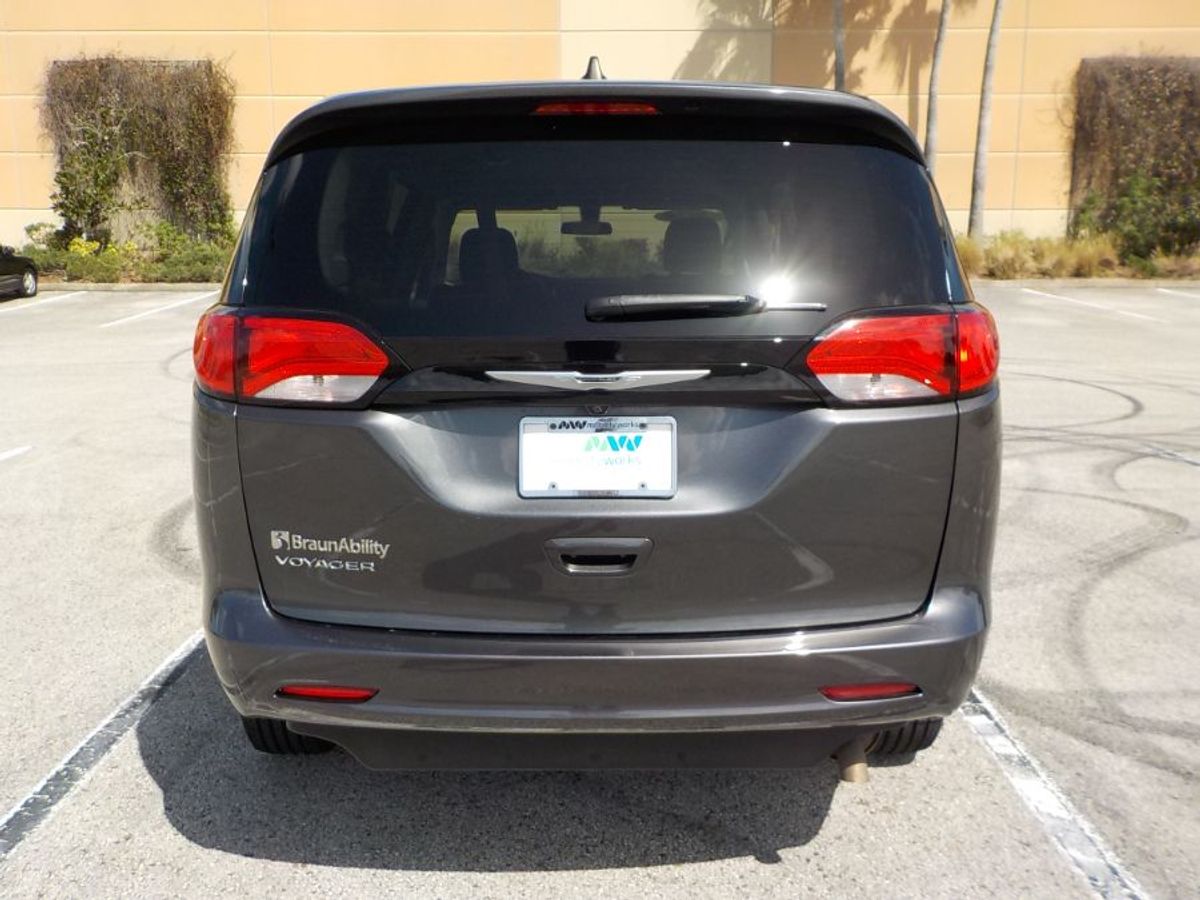 Grey Chrysler Voyager image number 6