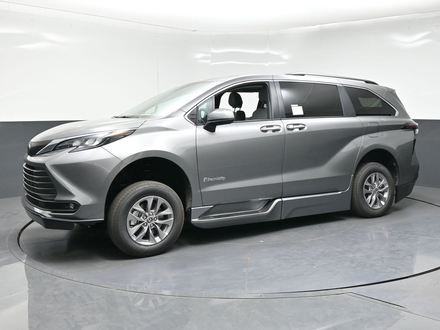 New 2026 Toyota Sienna Hybrid XLE Base - BraunAbility Side Entry Fold Out Automatic Ramp