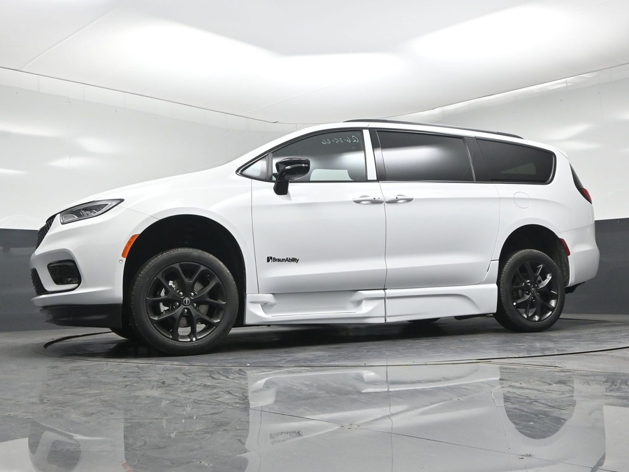 White Chrysler Pacifica image number 16