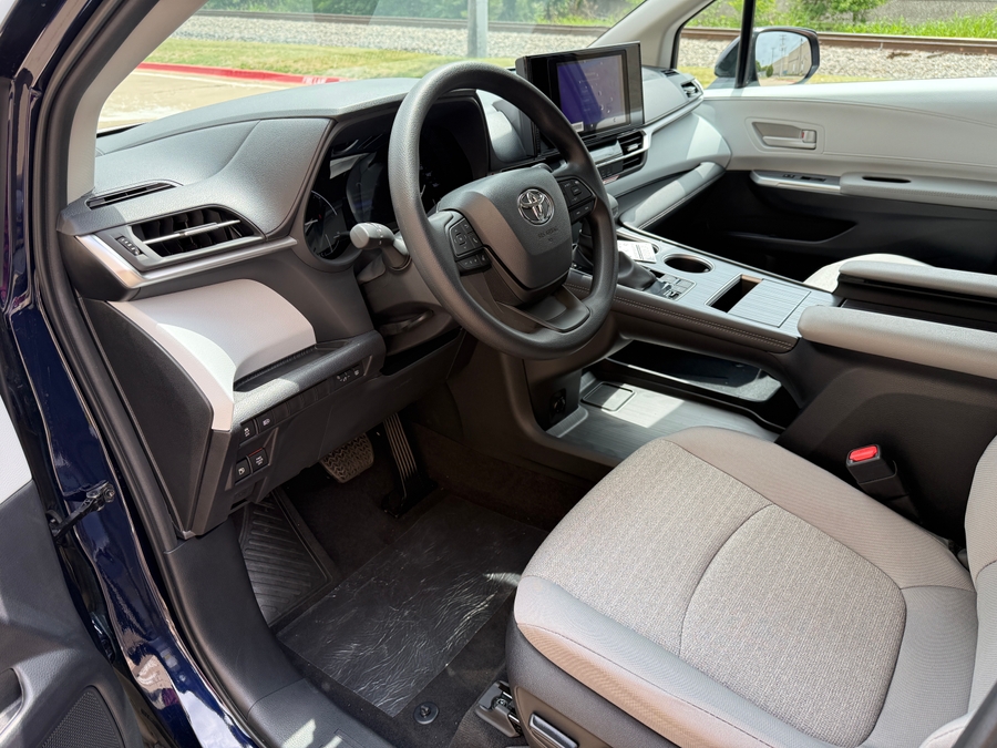 New 2026 Toyota Sienna Hybrid LE - Vantage Mobility Commercial Rear Entry Entry Fold Out Manual Ramp