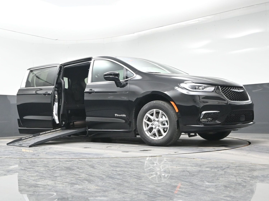 Black Chrysler Pacifica image number 15