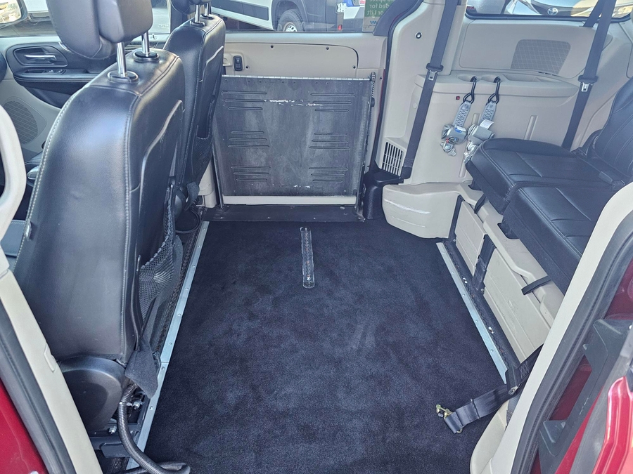  Chrysler Town and Country image number 9