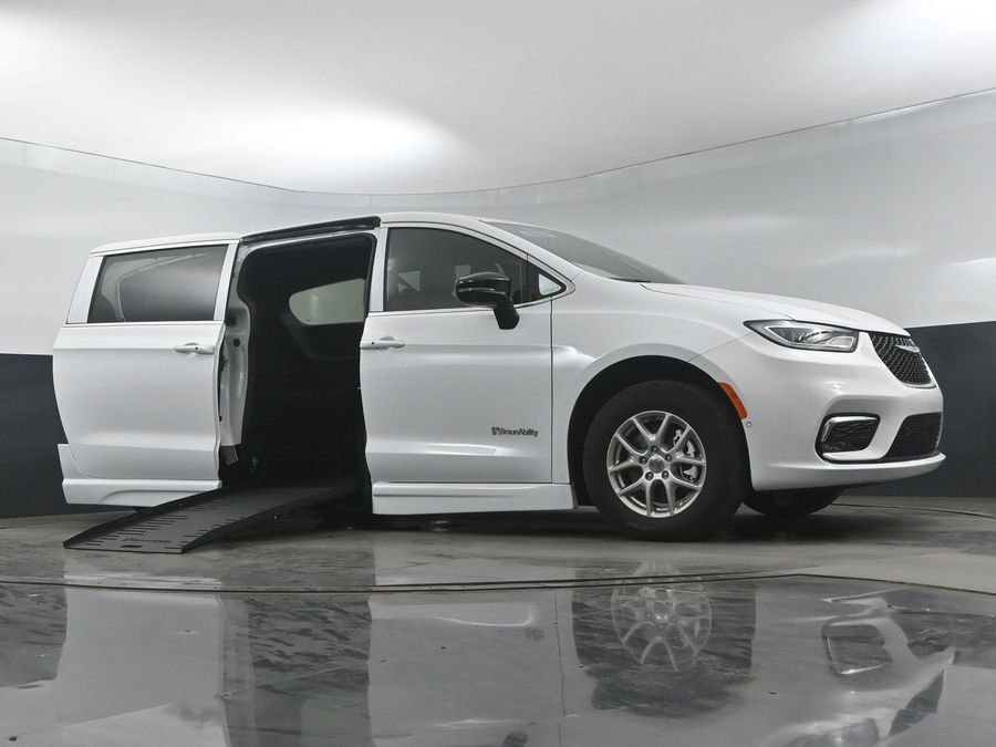 New 2025 Chrysler Pacifica Select Safety - BraunAbility Side Entry Entry Fold Out Automatic Ramp