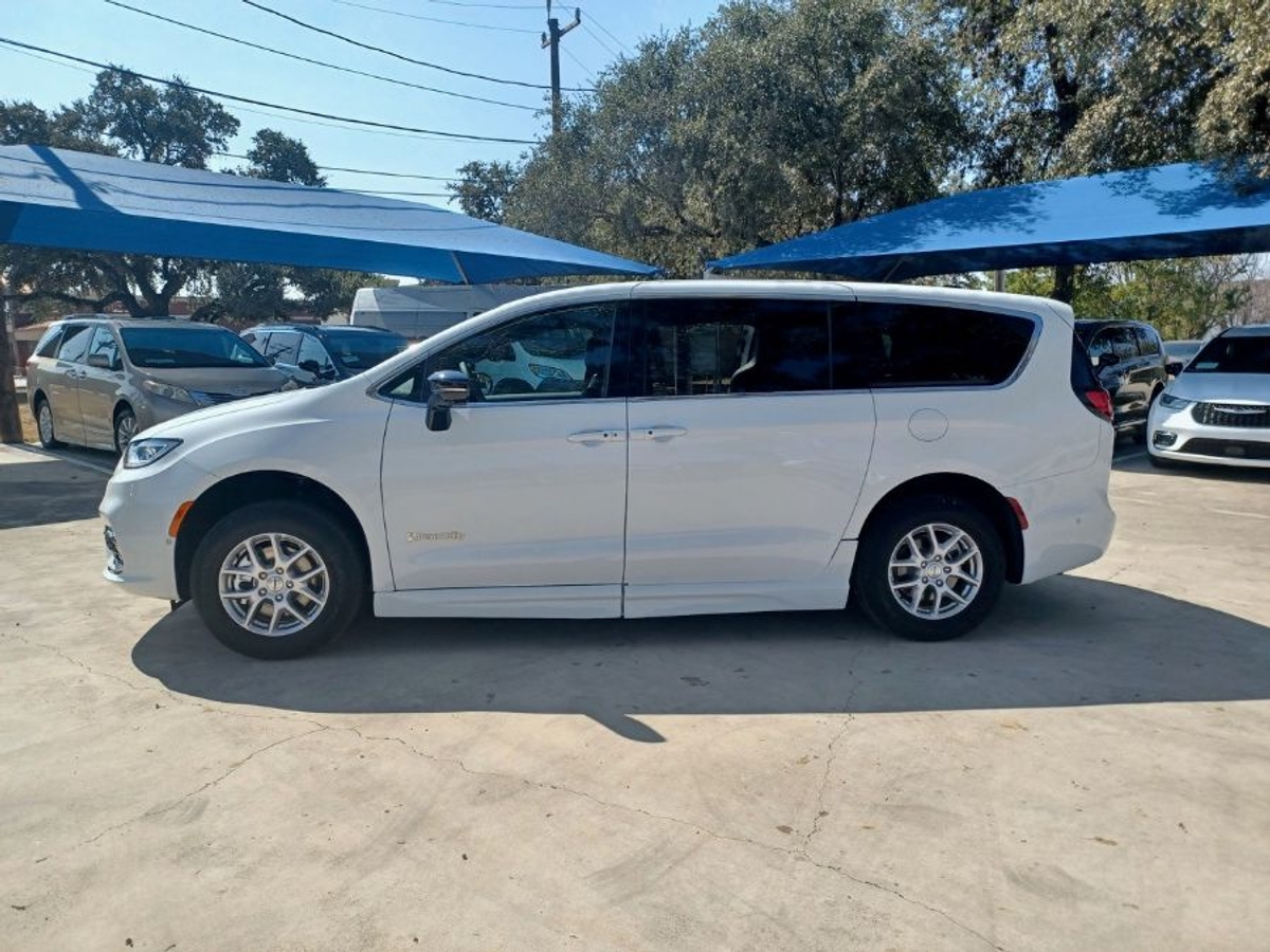 White Chrysler Pacifica image number 6