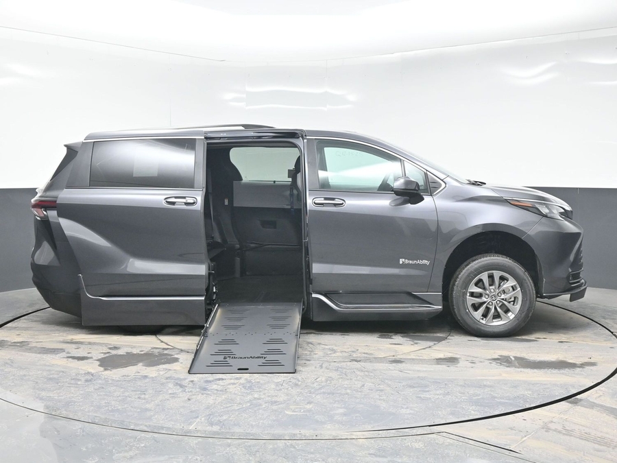 New 2025 Toyota Sienna Hybrid XLE Plus - BraunAbility Side Entry Entry Fold Out Automatic Ramp