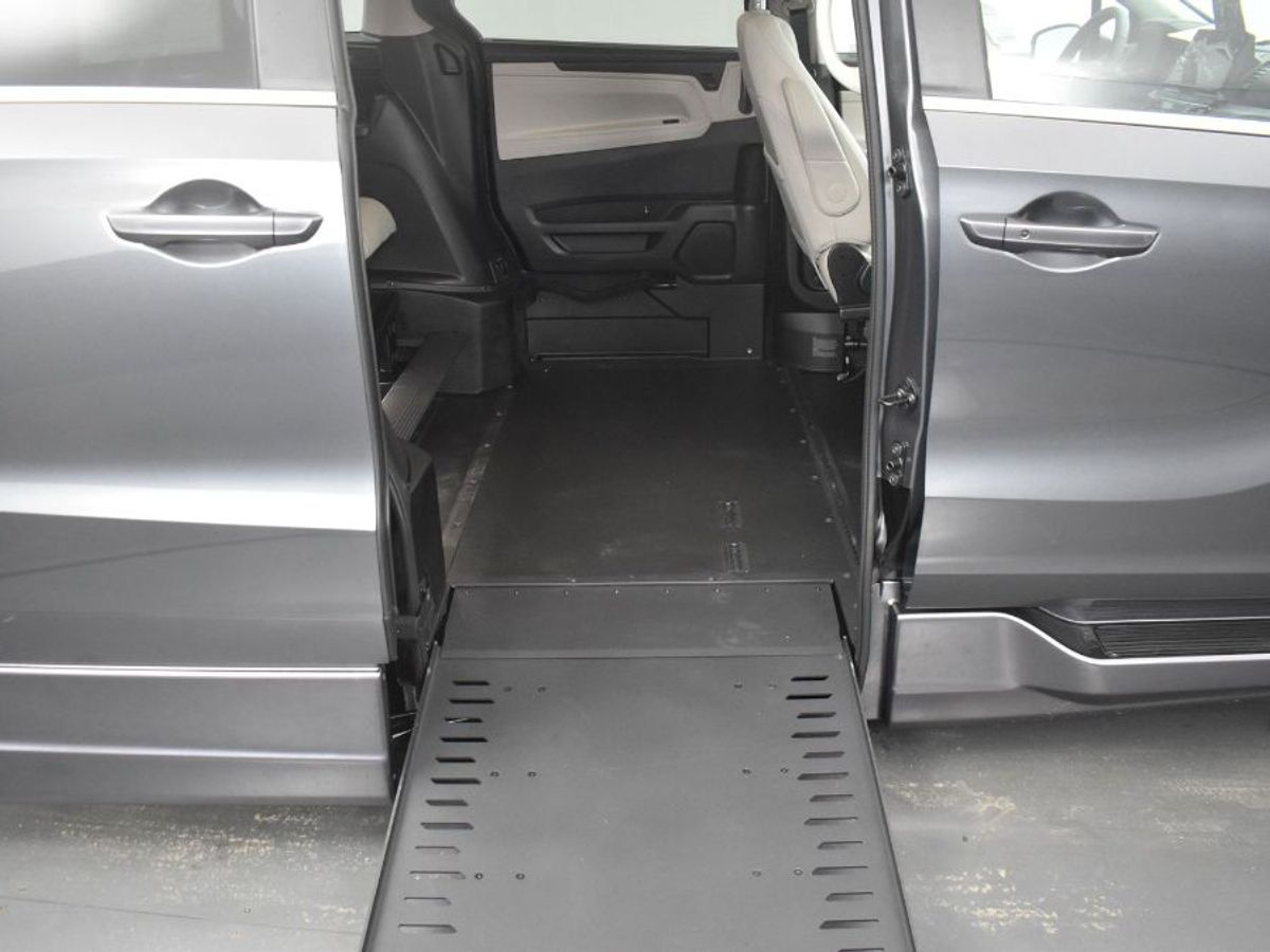 Grey Honda Odyssey image number 11