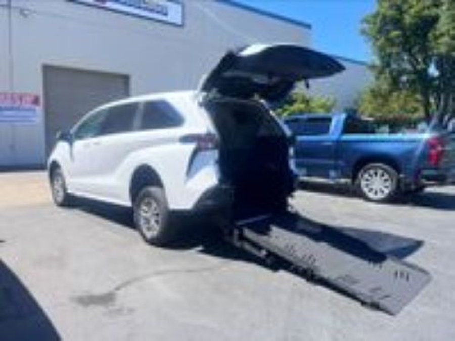 New 2026 Toyota Sienna Hybrid LE w swivel 2nd row - Vantage Mobility Rear Entry Entry Fold Out Manual Ramp