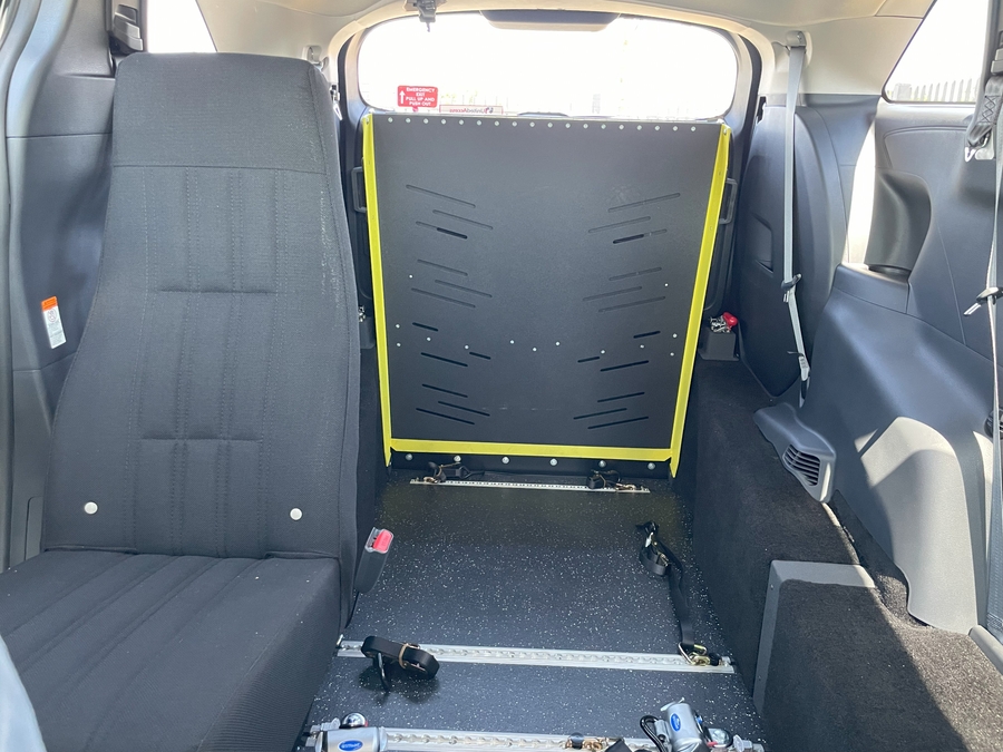 New 2026 Toyota Sienna Hybrid LE DRIVER/PASSENGER MID SWIVEL SEATS - Vantage Mobility Rear Entry Entry Fold Out Manual Ramp