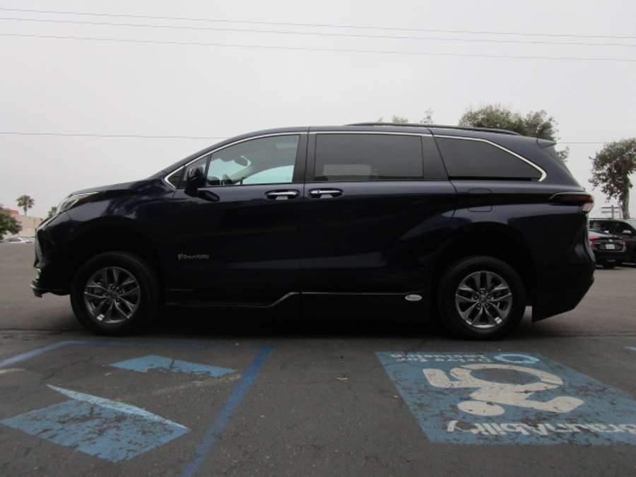 Used 2023 Toyota Sienna Hybrid XLE - BraunAbility Side Entry Entry Fold Out Automatic Ramp