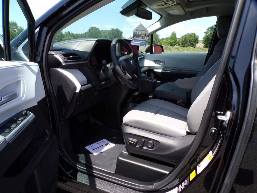 Black Toyota Sienna image number 5