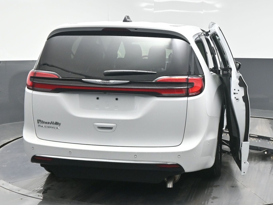 White Chrysler Pacifica image number 3