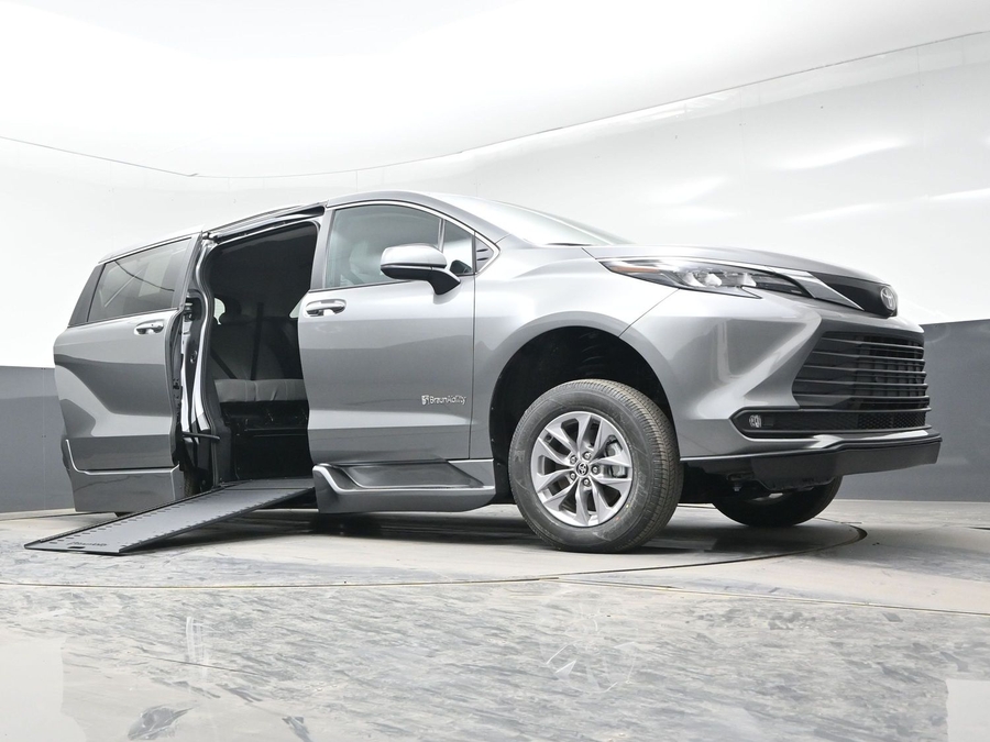 Grey Toyota Sienna image number 16