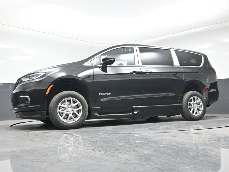 Black Chrysler Pacifica image number 10