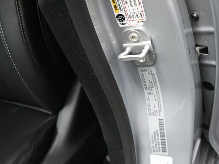 Silver Chrysler Voyager image number 15