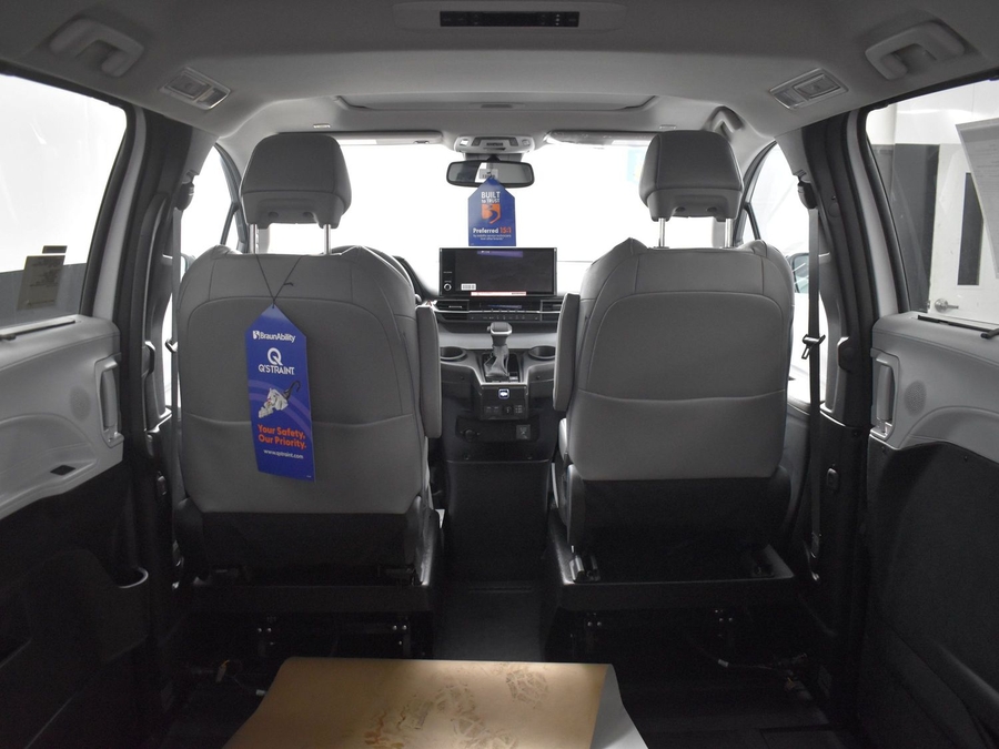 New 2025 Toyota Sienna Hybrid XLE Plus - BraunAbility Side Entry Entry In Floor Automatic Ramp