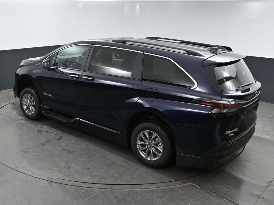 New 2025 Toyota Sienna Hybrid XLE Plus - BraunAbility Side Entry Entry In Floor Automatic Ramp