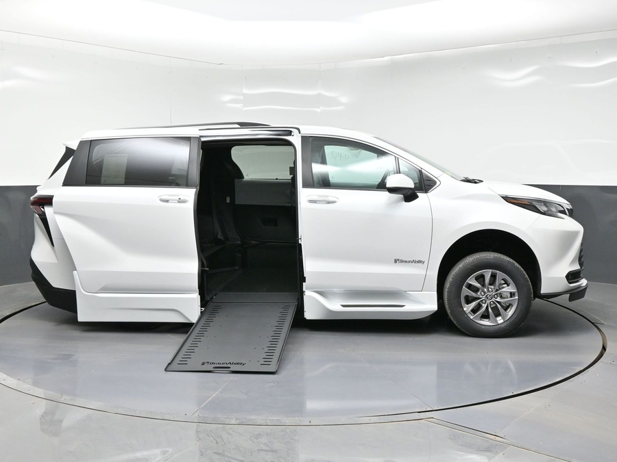 New 2026 Toyota Sienna Hybrid XLE Base - BraunAbility Side Entry Entry In Floor Automatic Ramp