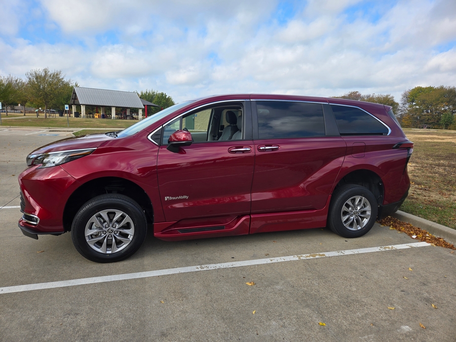 Used 2022 Toyota Sienna Hybrid XLE Base - BraunAbility Side Entry Entry Fold Out Automatic Ramp