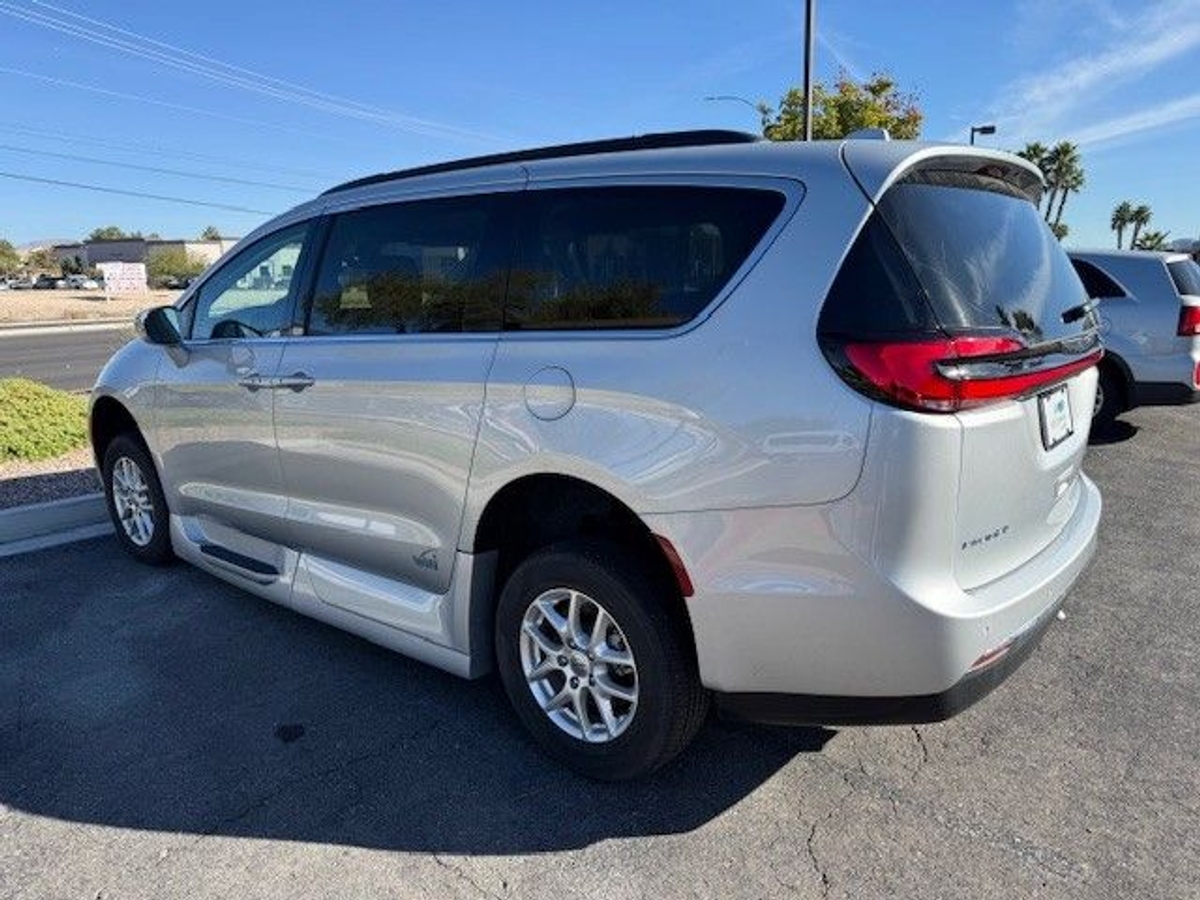 Silver Chrysler Pacifica image number 1