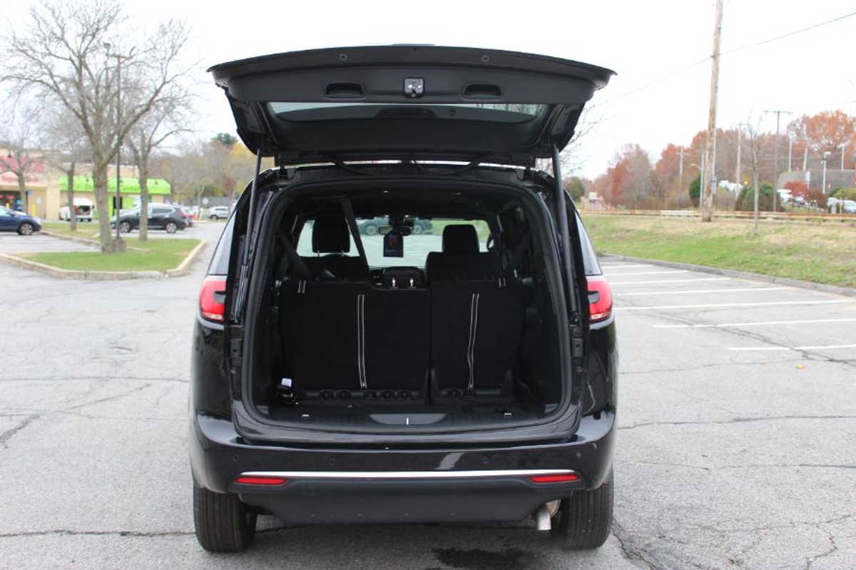 Black Chrysler Pacifica image number 6