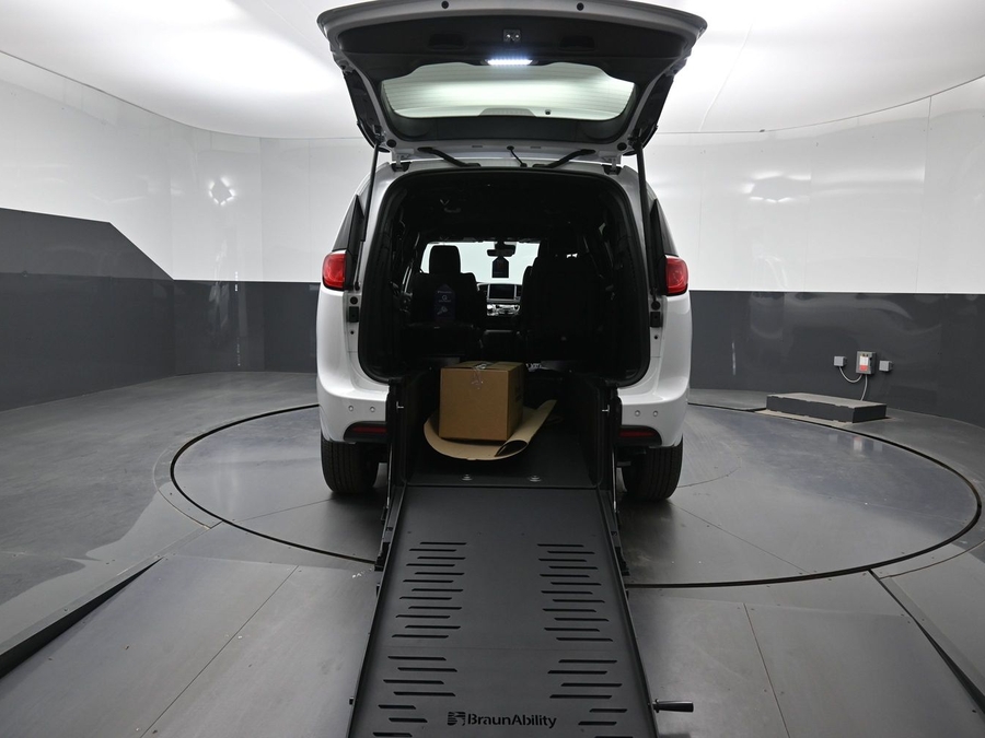 White Chrysler Voyager image number 7