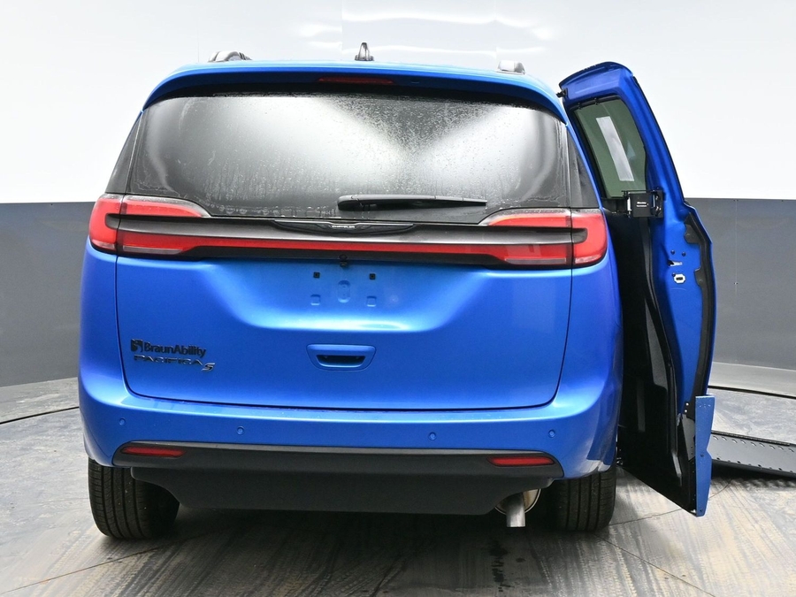 New 2026 Chrysler Pacifica Select Sport - BraunAbility Side Entry Entry In Floor Automatic Ramp