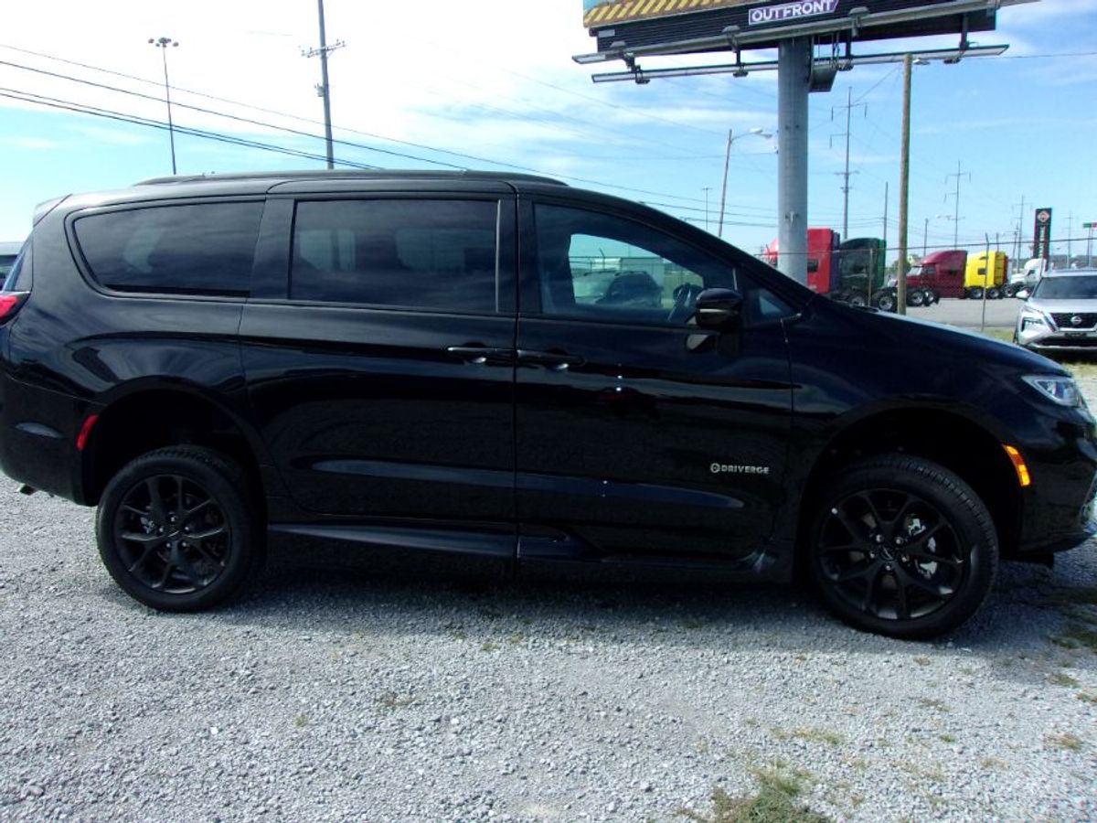 Black Chrysler Pacifica image number 5