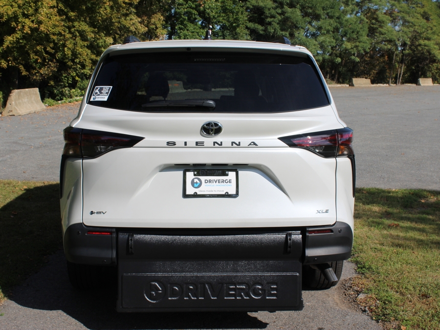 White Toyota Sienna image number 4