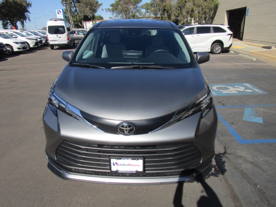 New 2026 Toyota Sienna Hybrid LE - Vantage Mobility Commercial Rear Entry Entry Fold Out Manual Ramp