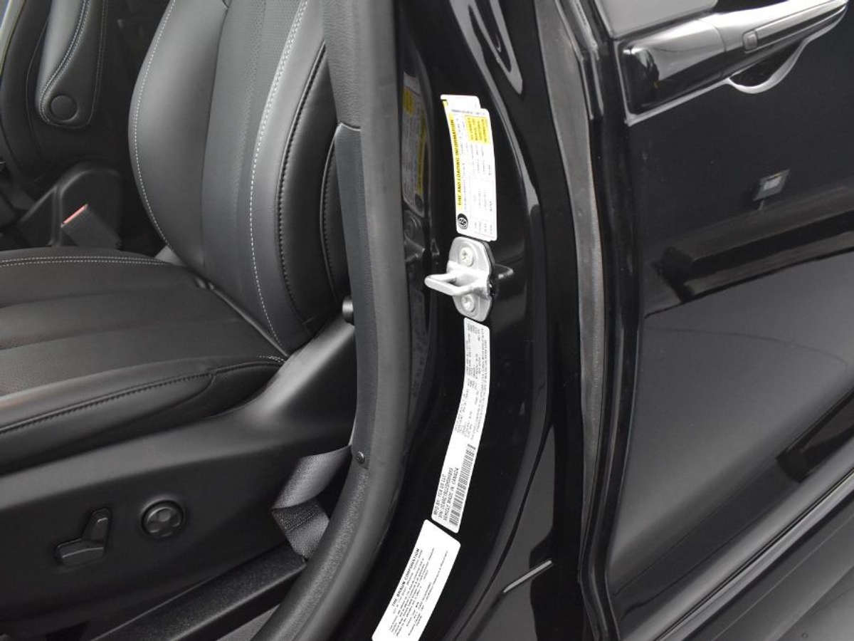 Black Chrysler Pacifica image number 16