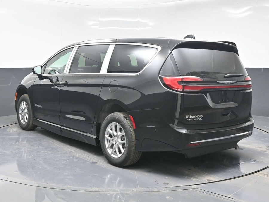 Black Chrysler Pacifica image number 4