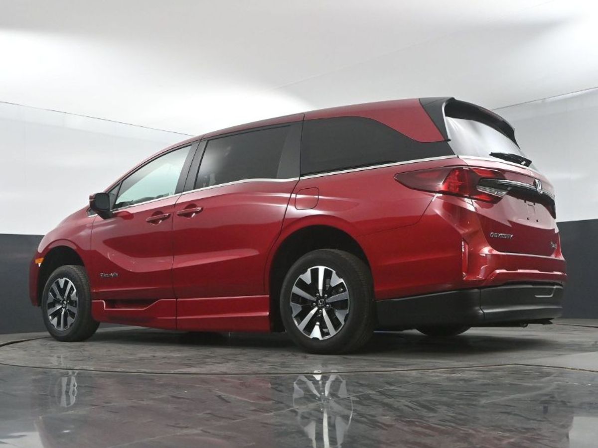 Red Honda Odyssey image number 20