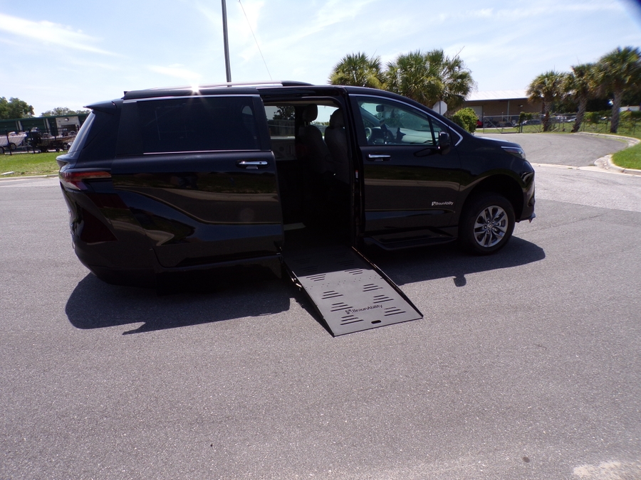 Black Toyota Sienna image number 13