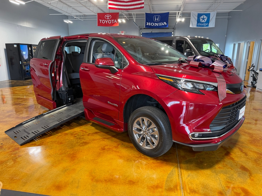 Used 2024 Toyota Sienna Hybrid XLE - BraunAbility Side Entry Entry Fold Out Automatic Ramp
