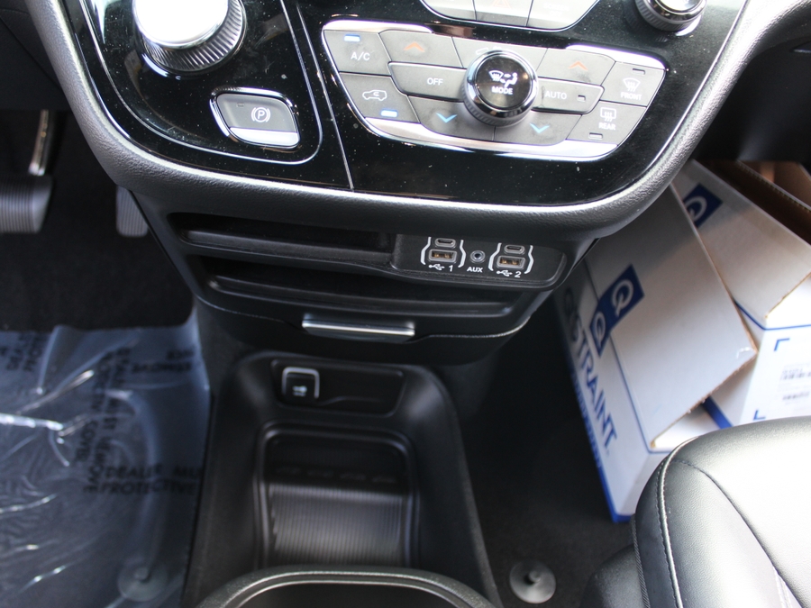 White Chrysler Pacifica image number 11
