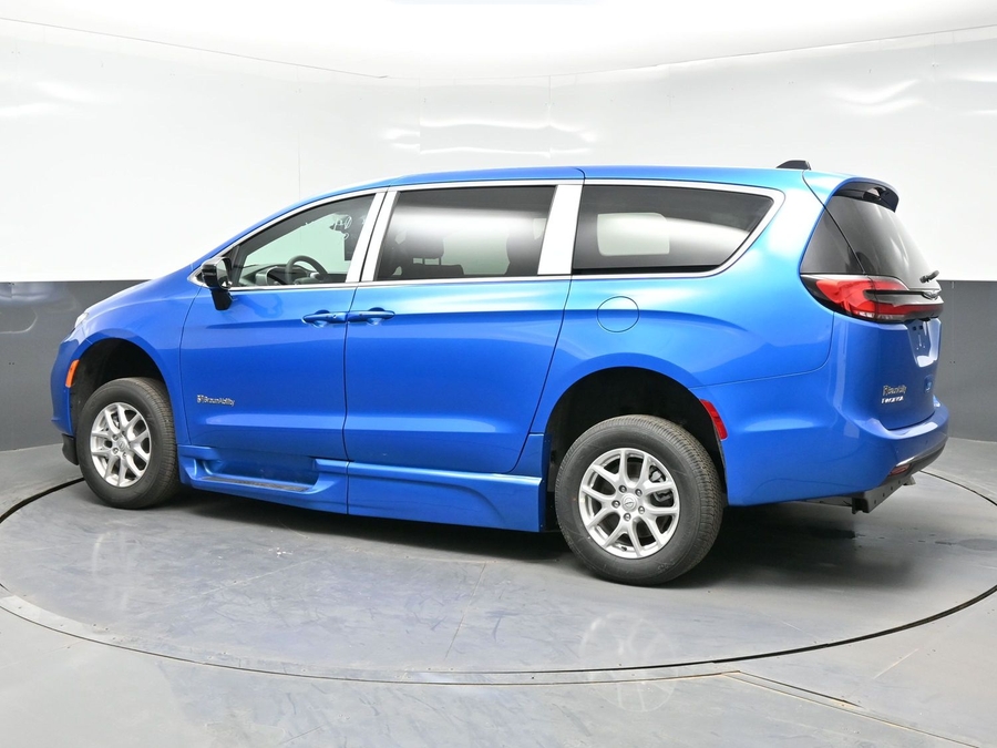 Blue Chrysler Pacifica image number 3