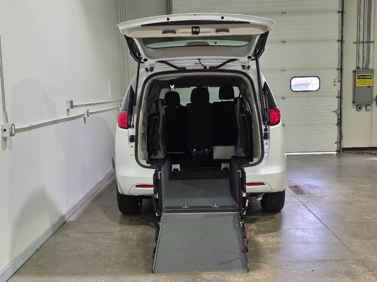 White Chrysler Voyager image number 13