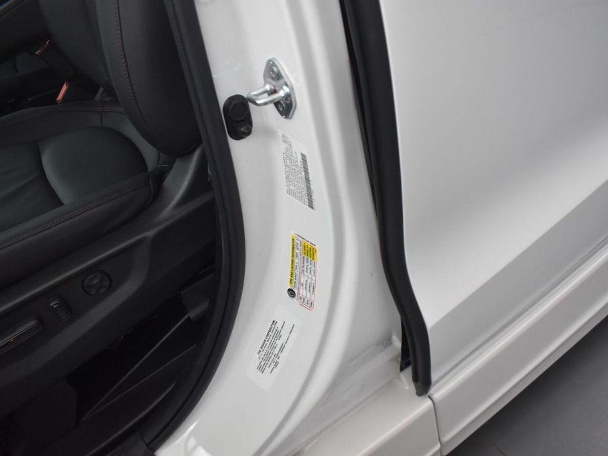White Honda Odyssey image number 16