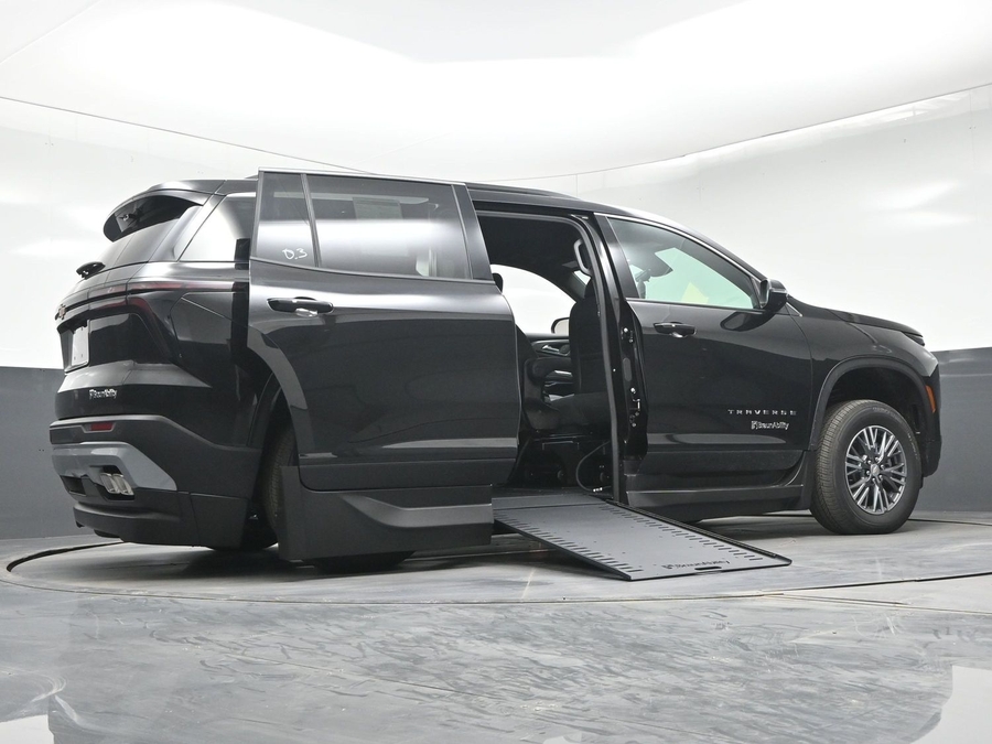 Black Chevrolet Traverse image number 20