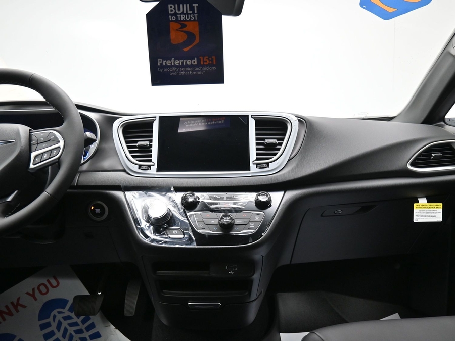 Silver Chrysler Voyager image number 13