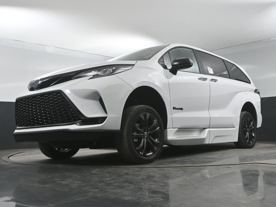 New 2025 Toyota Sienna Hybrid XSE Sport - BraunAbility Side Entry Entry Fold Out Automatic Ramp