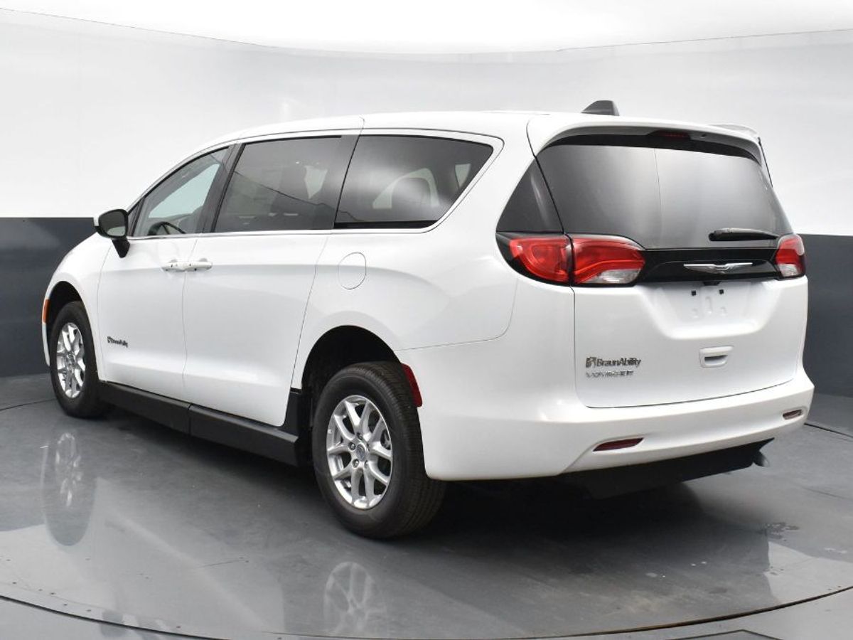 White Chrysler Voyager image number 10